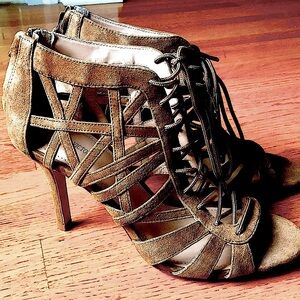 Pour La Victoire tan suede heels.. like new!!